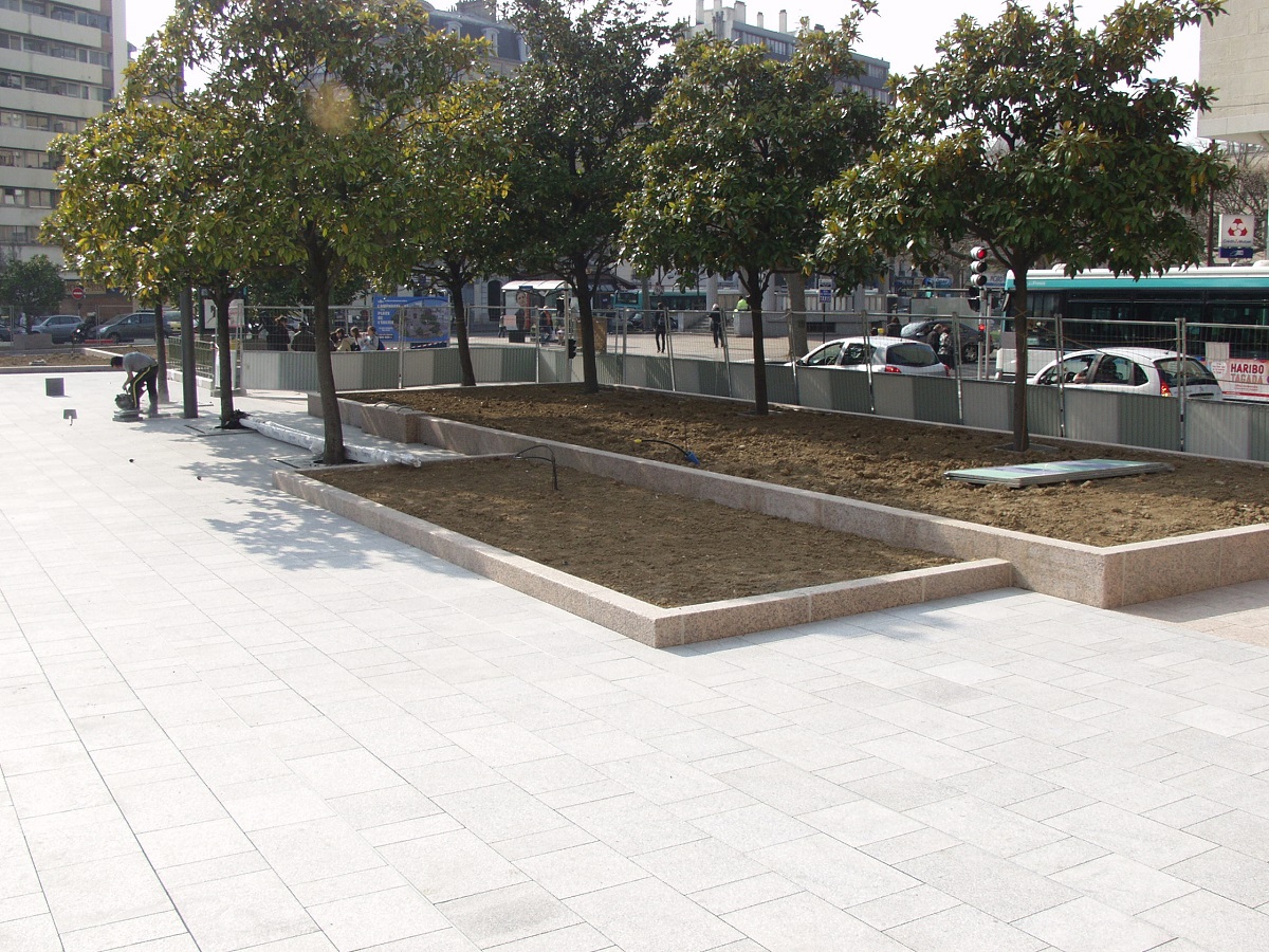 Réfection d'une place en dalles granit de Louvigné à Charenton Le Pont(94)